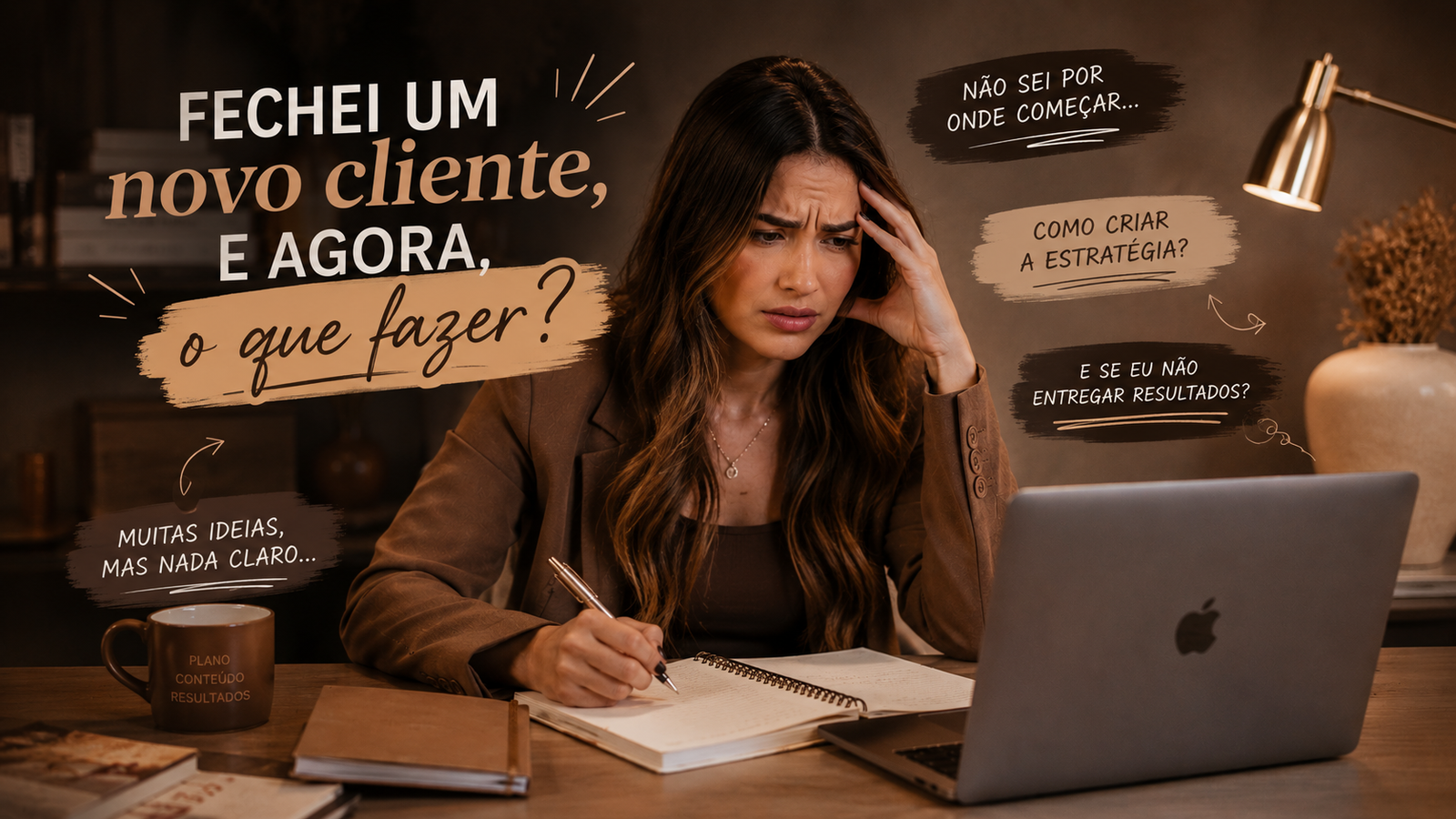 Social Media sentada à mesa, olhando para o notebook sem saber por onde começar